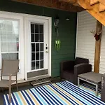 Vibrant And Funky Retreat On Fern Lane, Unit #1