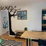 Vibrant And Funky Retreat On Fern Lane, Unit #1