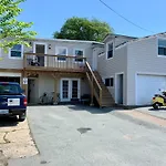 Vibrant And Funky Retreat On Fern Lane, Unit #1