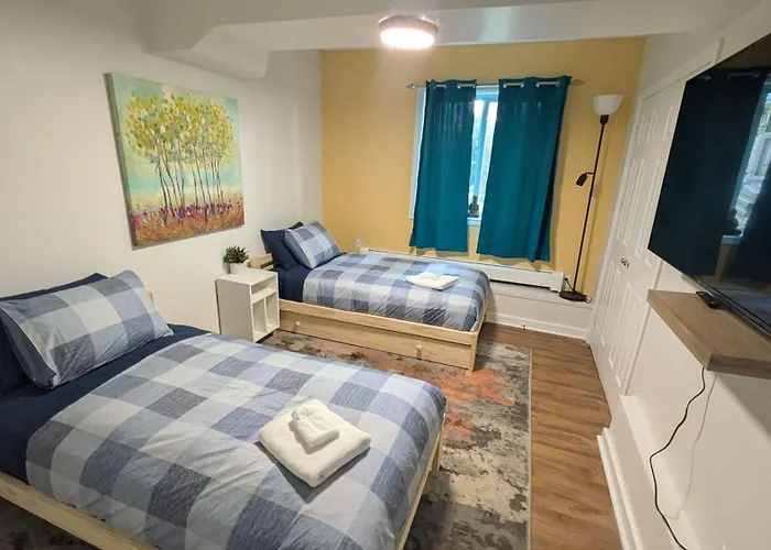 Vibrant And Funky Retreat On Fern Lane, Unit #1