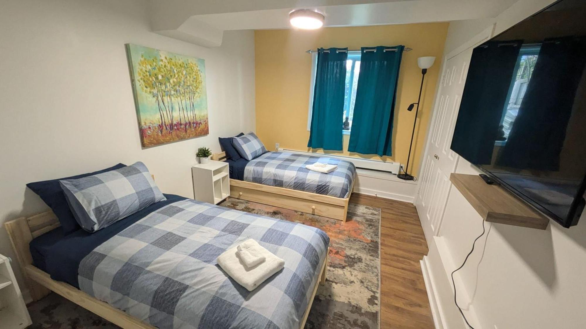 Vibrant And Funky Retreat On Fern Lane, Unit #1
