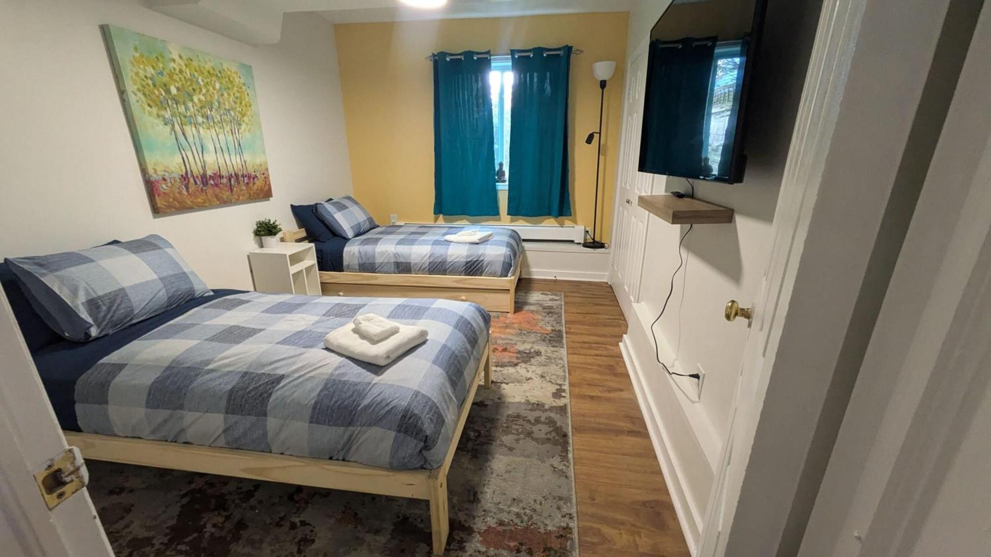 Vibrant And Funky Retreat On Fern Lane, Unit #1 Apartment