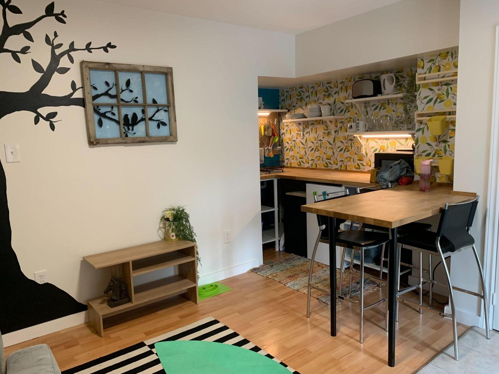 Vibrant And Funky Retreat On Fern Lane, Unit #1